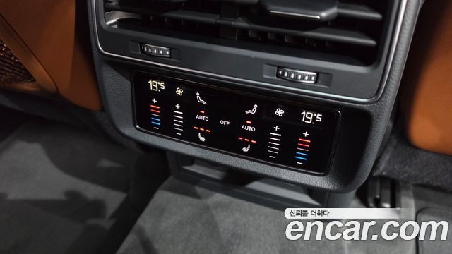 Audi Q8 2021 — photo 32