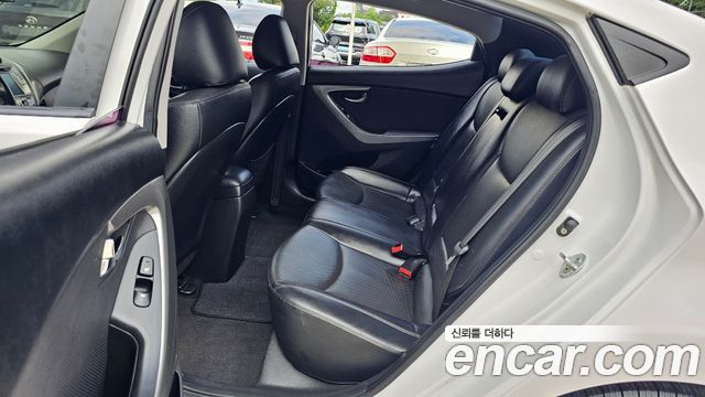 Hyundai AVANTE 2013 — photo 18