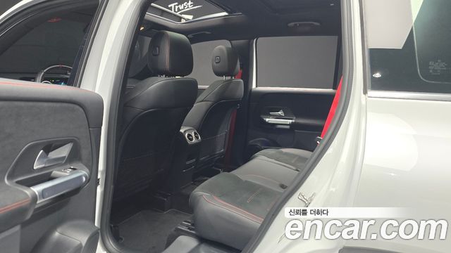 Mercedes-Benz GLB-Class 2023 — photo 17