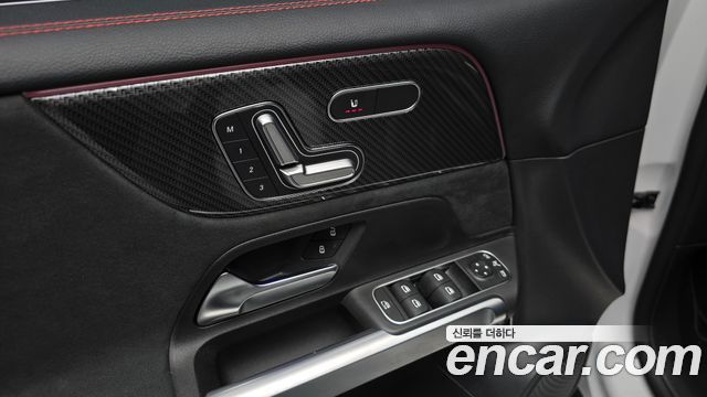 Mercedes-Benz GLB-Class 2023 — photo 21