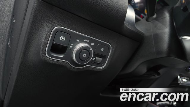 Mercedes-Benz GLB-Class 2023 — photo 23