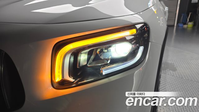 Mercedes-Benz GLB-Class 2023 — photo 8