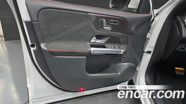 Mercedes-Benz GLB-Class 2023 — photo 14