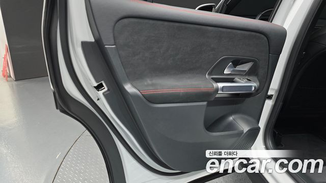 Mercedes-Benz GLB-Class 2023 — photo 15