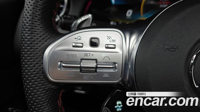 Mercedes-Benz GLB-Class 2023 — photo 28
