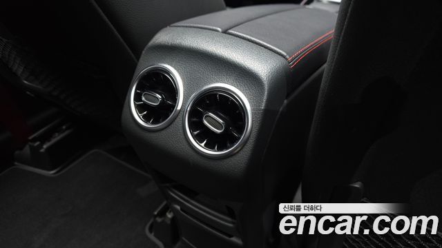 Mercedes-Benz GLB-Class 2023 — photo 30