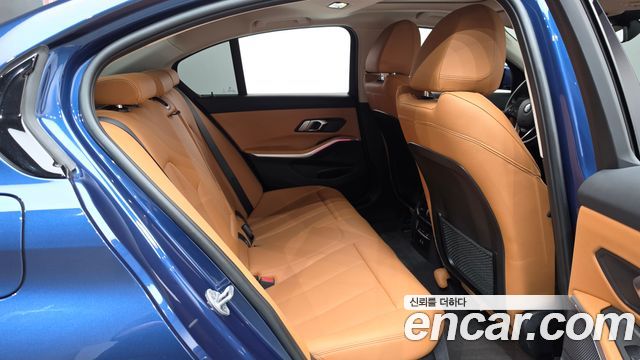 BMW 3-Series 2023 — photo 17