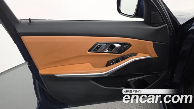 BMW 3-Series 2023 — photo 14