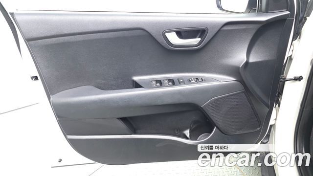 Kia Stonic 2018 — photo 14