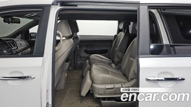 Kia Canival 2016 — photo 18