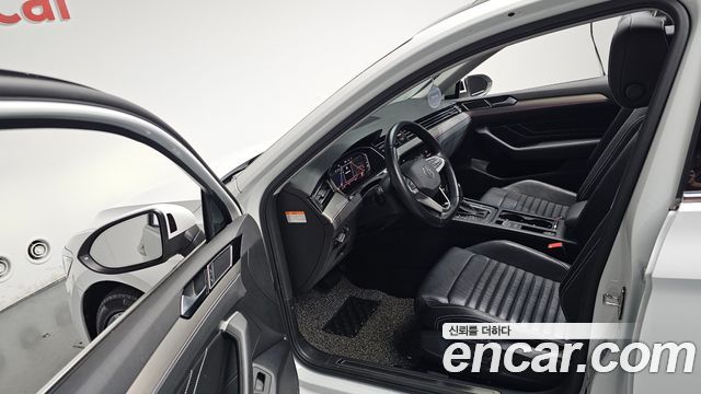 Volkswagen Passat 2022 — photo 13
