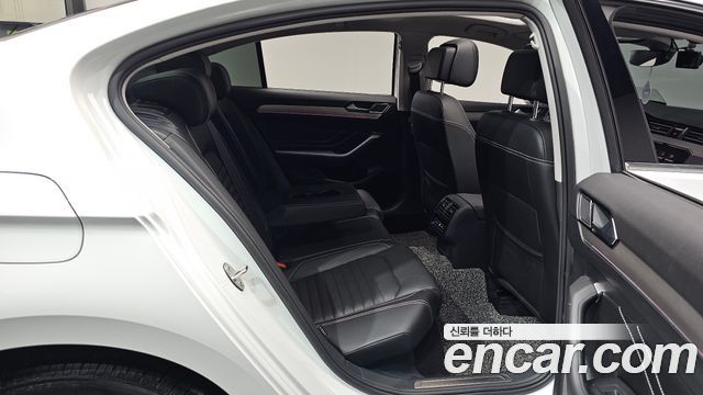 Volkswagen Passat 2022 — photo 17