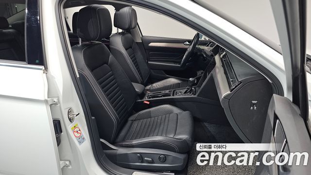 Volkswagen Passat 2022 — photo 16