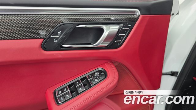 Porsche Macan 2022 — photo 26
