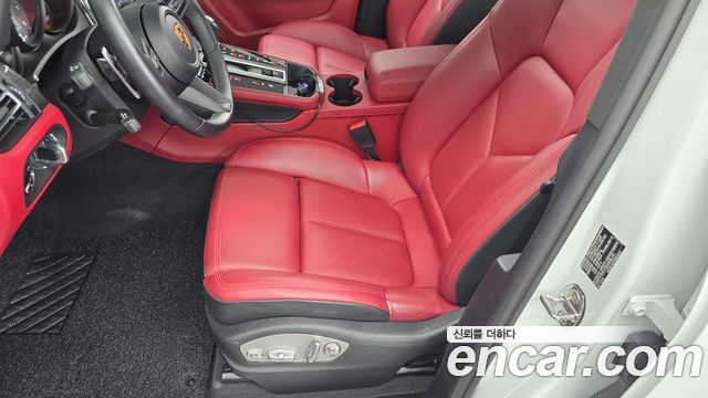 Porsche Macan 2022 — photo 31
