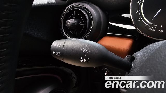 Mini Cooper Convertible 2022 — photo 28