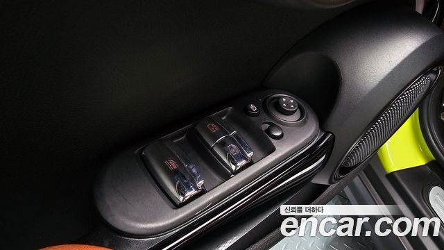 Mini Cooper Convertible 2022 — photo 29