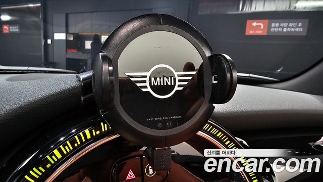 Mini Cooper Convertible 2022 — photo 30