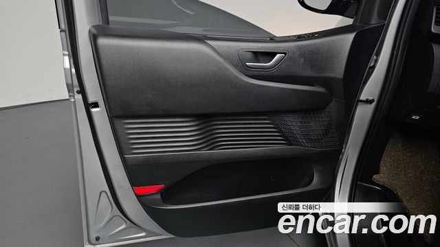 Hyundai Staria 2025 — photo 14
