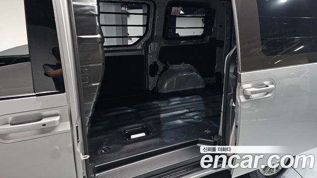 Hyundai Staria 2025 — photo 16