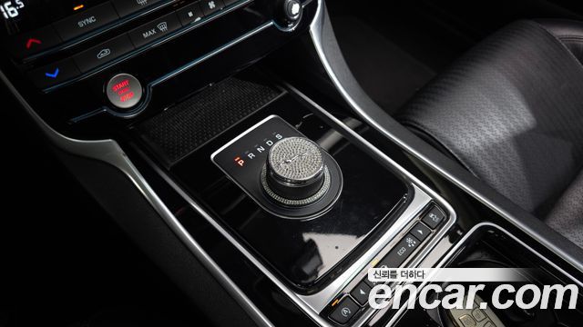 Jaguar XF 2017 — photo 9
