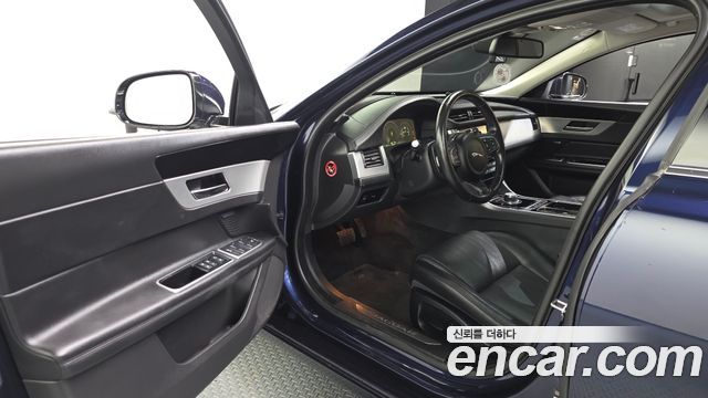 Jaguar XF 2017 — photo 10