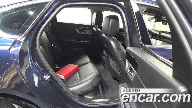 Jaguar XF 2017 — photo 12