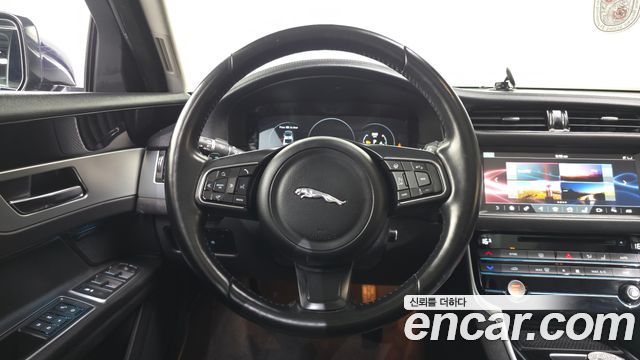 Jaguar XF 2017 — photo 13