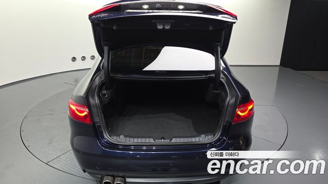 Jaguar XF 2017 — photo 20