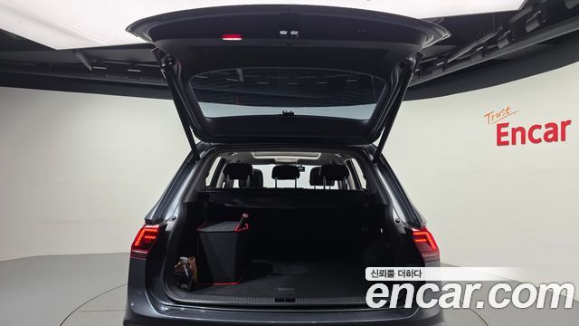 Volkswagen Tiguan 2018 — photo 24
