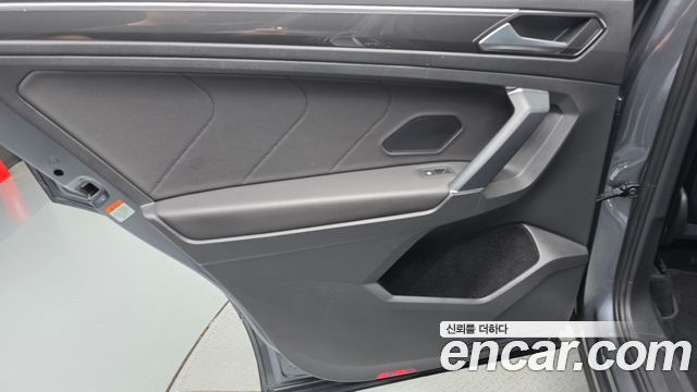 Volkswagen Tiguan 2018 — photo 15