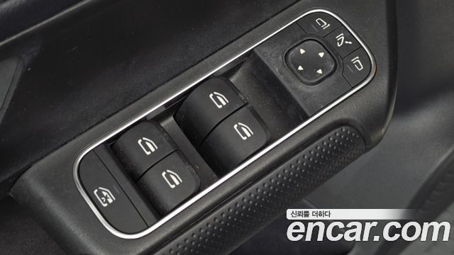 Mercedes-Benz GLB-Class 2021 — photo 25