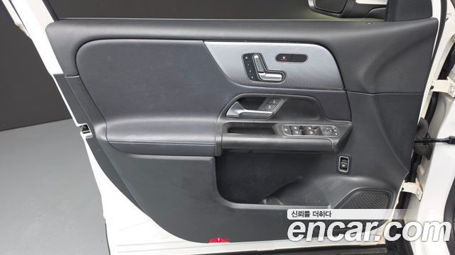 Mercedes-Benz GLB-Class 2021 — photo 14