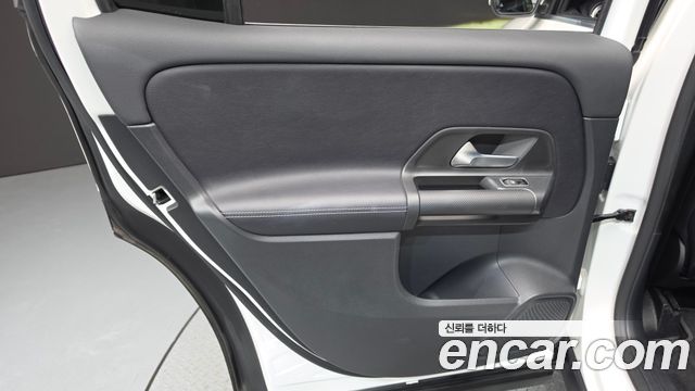 Mercedes-Benz GLB-Class 2021 — photo 15