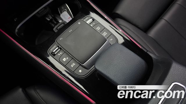 Mercedes-Benz GLB-Class 2021 — photo 27