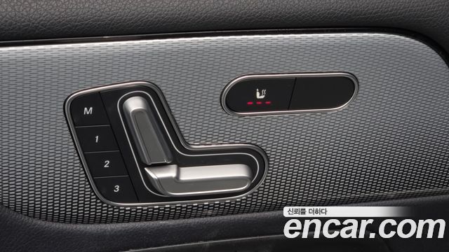 Mercedes-Benz GLB-Class 2021 — photo 29