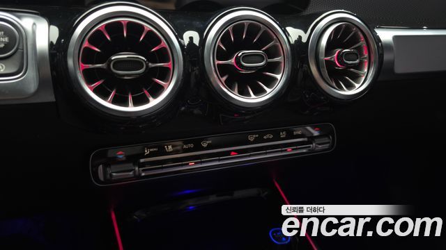 Mercedes-Benz GLB-Class 2021 — photo 31
