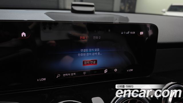 Mercedes-Benz GLB-Class 2021 — photo 32