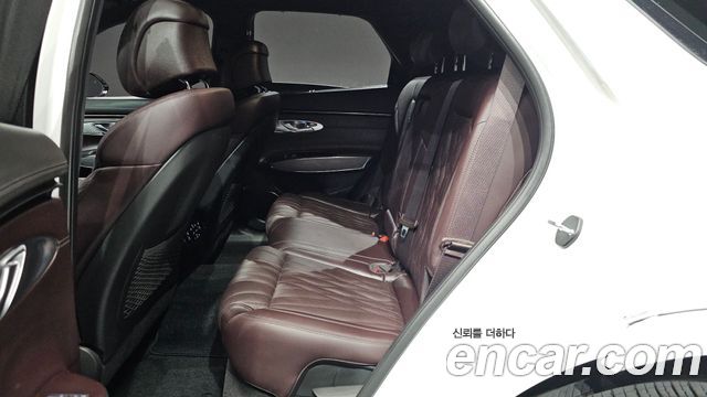 Genesis GV70 2023 — photo 16