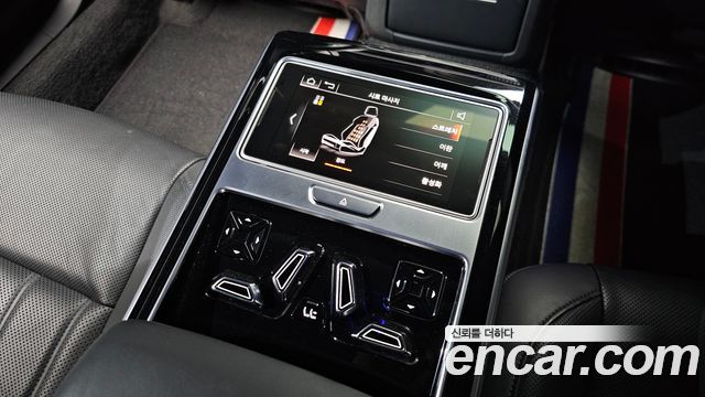 Audi A8 2020 — photo 31