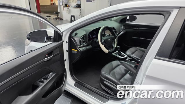 Hyundai AVANTE 2017 — photo 10