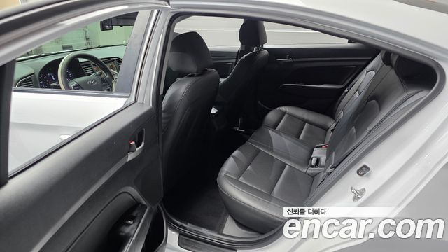 Hyundai AVANTE 2017 — photo 11
