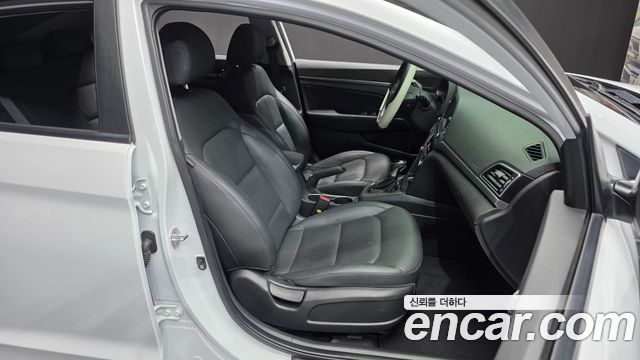 Hyundai AVANTE 2017 — photo 12