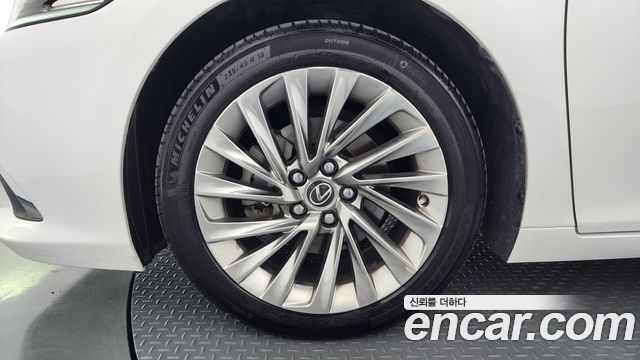 Lexus ES 2023 — photo 5
