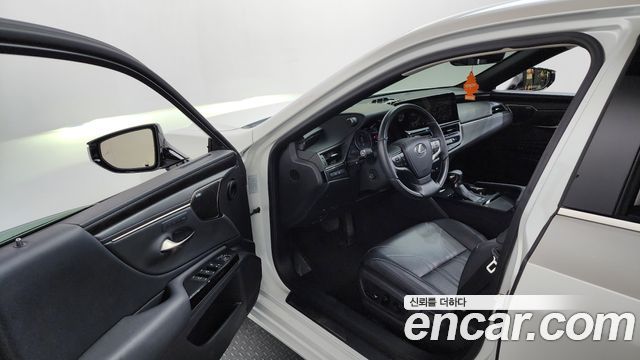 Lexus ES 2023 — photo 13
