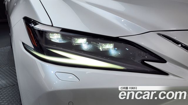 Lexus ES 2023 — photo 8