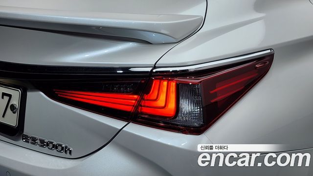 Lexus ES 2023 — photo 9