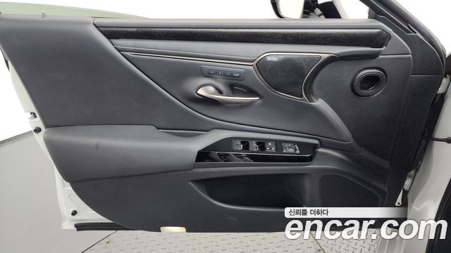 Lexus ES 2023 — photo 14