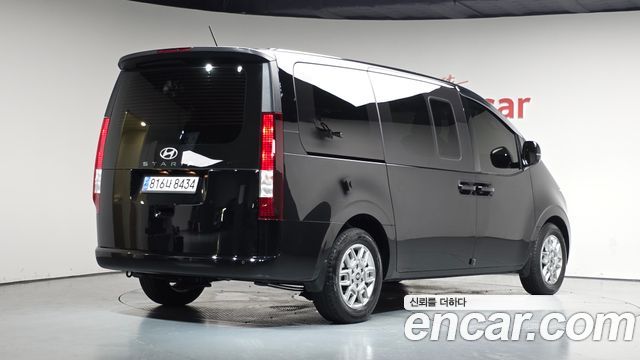 Hyundai Staria 2025 — photo 2