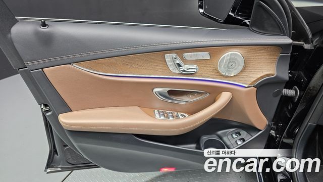 Mercedes-Benz E-Class 2021 — photo 14